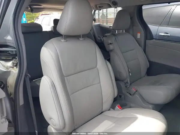 5TDYZ3DC5HS900240 2017 TOYOTA SIENNA - Image 8