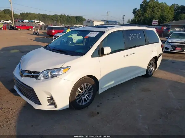 5TDYZ3DC5JS903421 2018 TOYOTA SIENNA - Image 2