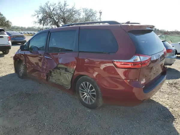 5TDYZ3DC5JS913379 2018 TOYOTA SIENNA - Image 2