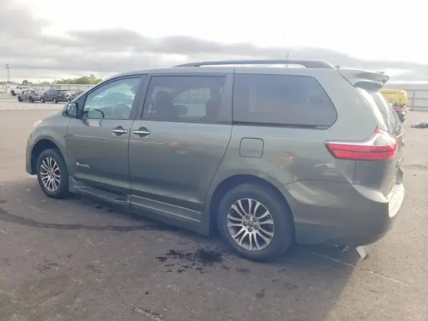 5TDYZ3DC5JS914483 2018 TOYOTA SIENNA - Image 2