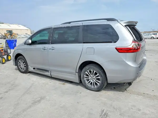 5TDYZ3DC5JS914922 2018 TOYOTA SIENNA - Image 2