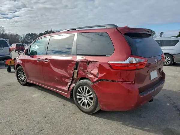 5TDYZ3DC5JS916329 2018 TOYOTA SIENNA - Image 2
