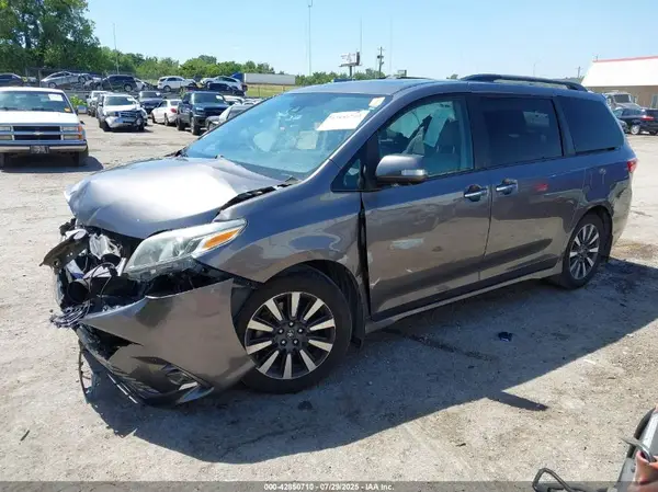 5TDYZ3DC5JS917903 2018 TOYOTA SIENNA - Image 2