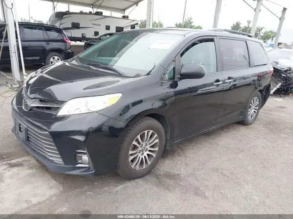 5TDYZ3DC5JS921417 2018 TOYOTA SIENNA - Image 2