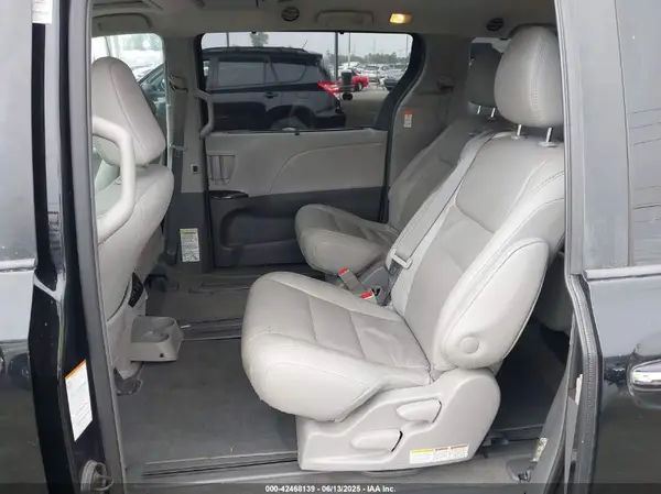 5TDYZ3DC5JS921417 2018 TOYOTA SIENNA - Image 8