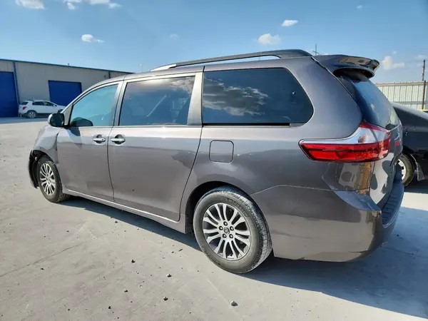 5TDYZ3DC5JS925340 2018 TOYOTA SIENNA - Image 2