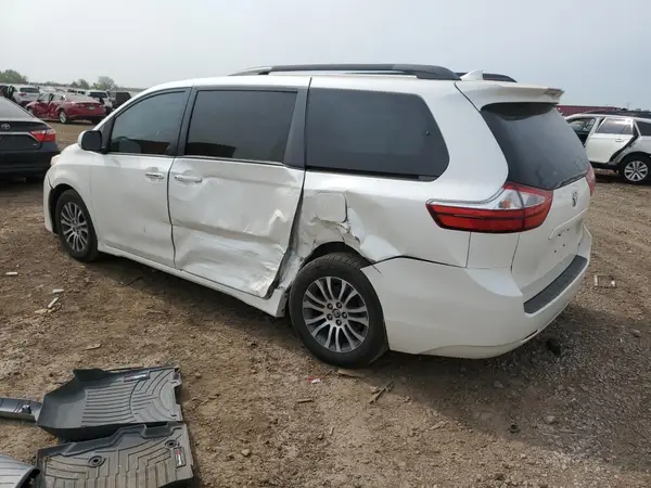 5TDYZ3DC5JS926701 2018 TOYOTA SIENNA - Image 2