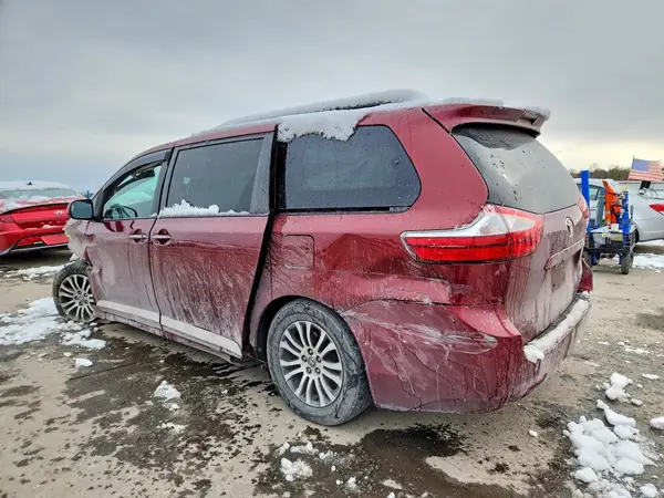 5TDYZ3DC5JS927346 2018 TOYOTA SIENNA - Image 2