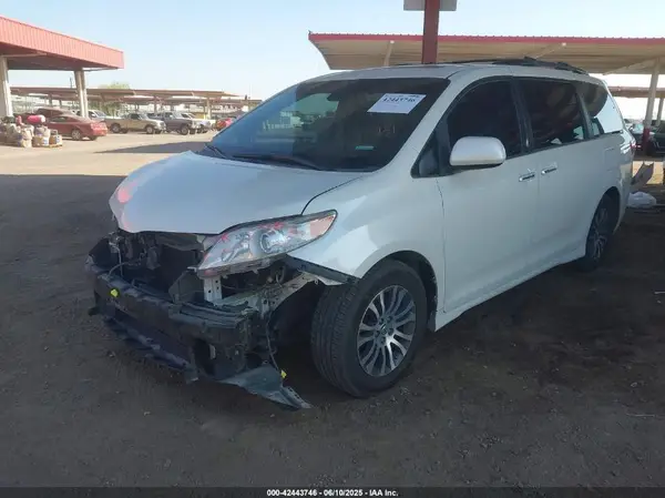 5TDYZ3DC5JS927489 2018 TOYOTA SIENNA - Image 2