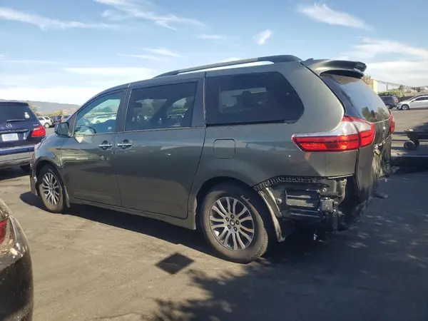 5TDYZ3DC5JS928173 2018 TOYOTA SIENNA - Image 2