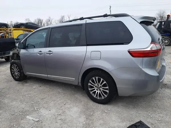 5TDYZ3DC5JS929713 2018 TOYOTA SIENNA - Image 2