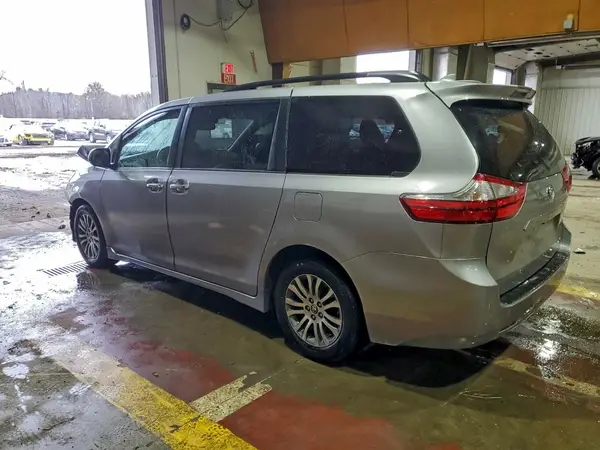 5TDYZ3DC5JS930232 2018 TOYOTA SIENNA - Image 2