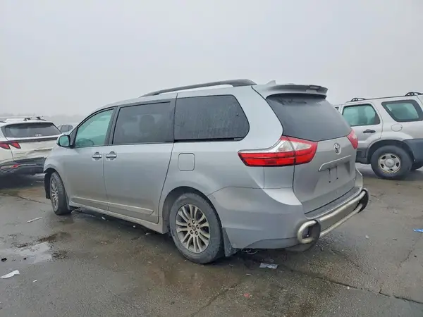 5TDYZ3DC5JS933163 2018 TOYOTA SIENNA - Image 2