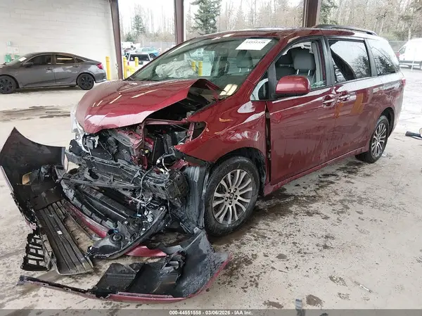 5TDYZ3DC5JS938086 2018 TOYOTA SIENNA - Image 2