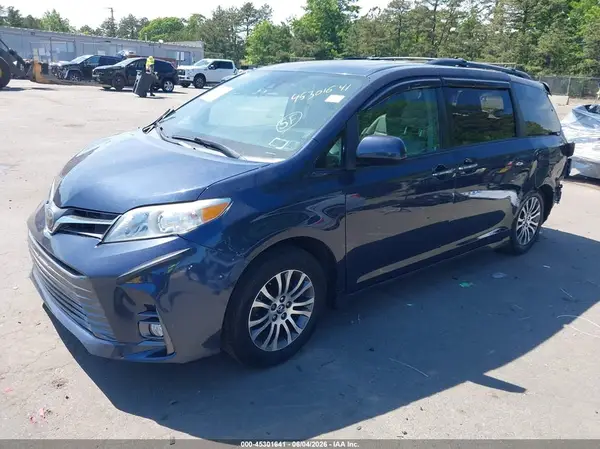 5TDYZ3DC5JS939609 2018 TOYOTA SIENNA - Image 2