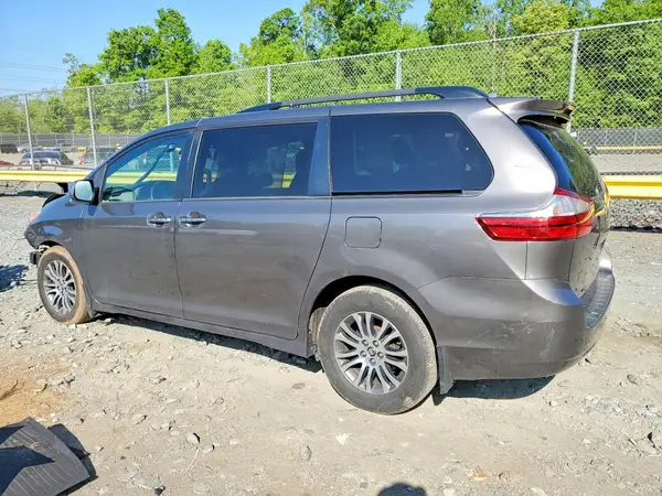 5TDYZ3DC5JS940775 2018 TOYOTA SIENNA - Image 2