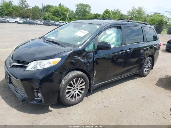 5TDYZ3DC5JS941053 2018 TOYOTA SIENNA - Image 2