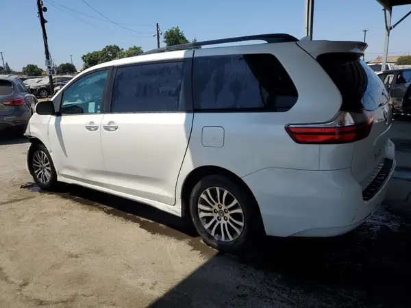 5TDYZ3DC5JS941294 2018 TOYOTA SIENNA - Image 2