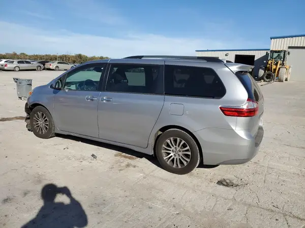 5TDYZ3DC5JS947984 2018 TOYOTA SIENNA - Image 2