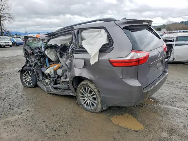 5TDYZ3DC5JS948553 2018 TOYOTA SIENNA - Image 2