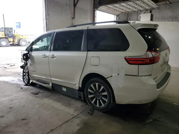 5TDYZ3DC5JS951792 2018 TOYOTA SIENNA - Image 2