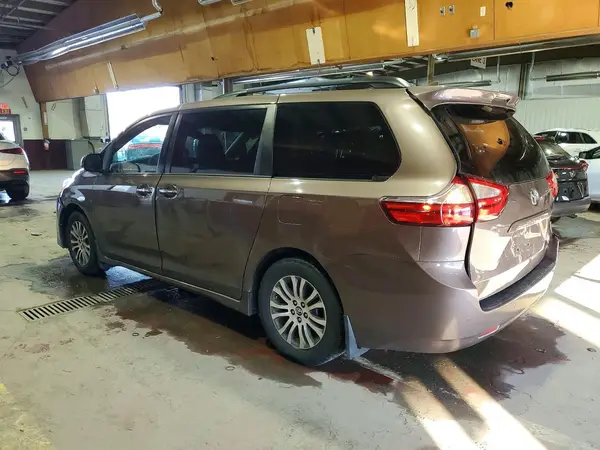 5TDYZ3DC5JS955454 2018 TOYOTA SIENNA - Image 2