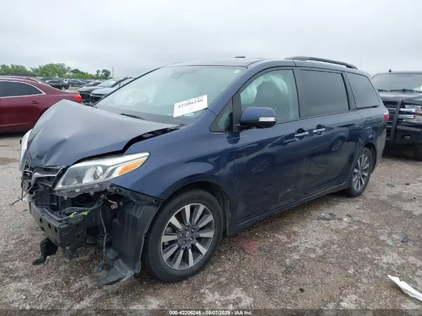 5TDYZ3DC5KS003944 2019 TOYOTA SIENNA - Image 2