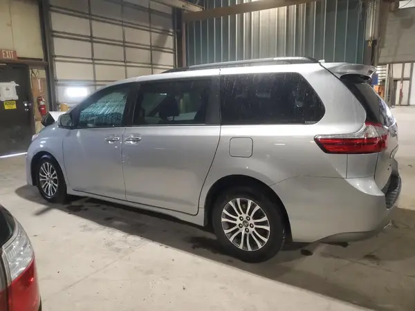 5TDYZ3DC5KS005161 2019 TOYOTA SIENNA - Image 2