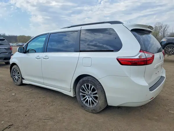 5TDYZ3DC5KS010697 2019 TOYOTA SIENNA - Image 2