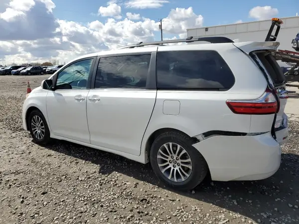 5TDYZ3DC5KS976483 2019 TOYOTA SIENNA - Image 2