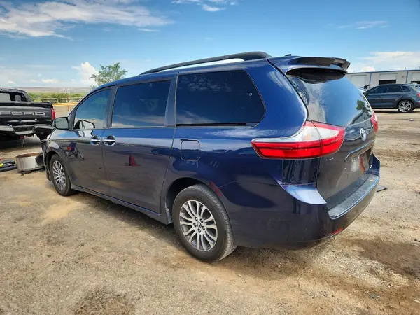 5TDYZ3DC5KS976600 2019 TOYOTA SIENNA - Image 2