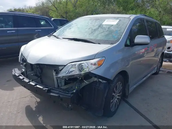 5TDYZ3DC5KS977360 2019 TOYOTA SIENNA - Image 2
