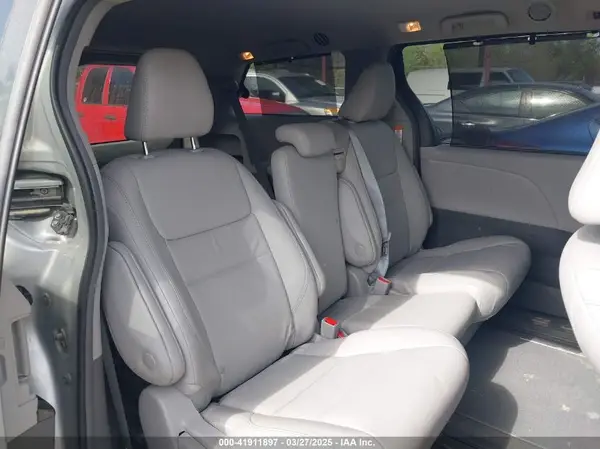 5TDYZ3DC5KS977360 2019 TOYOTA SIENNA - Image 8