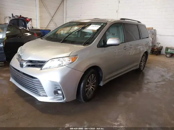 5TDYZ3DC5KS977780 2019 TOYOTA SIENNA - Image 2