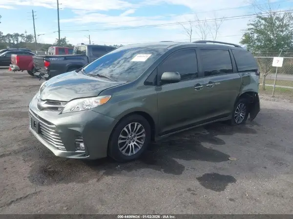 5TDYZ3DC5KS979142 2019 TOYOTA SIENNA - Image 2