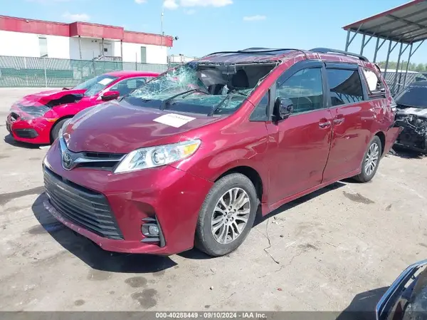 5TDYZ3DC5KS981215 2019 TOYOTA SIENNA - Image 2