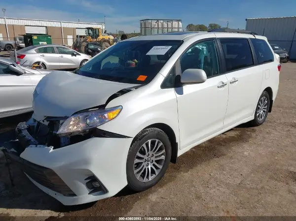 5TDYZ3DC5KS982400 2019 TOYOTA SIENNA - Image 2