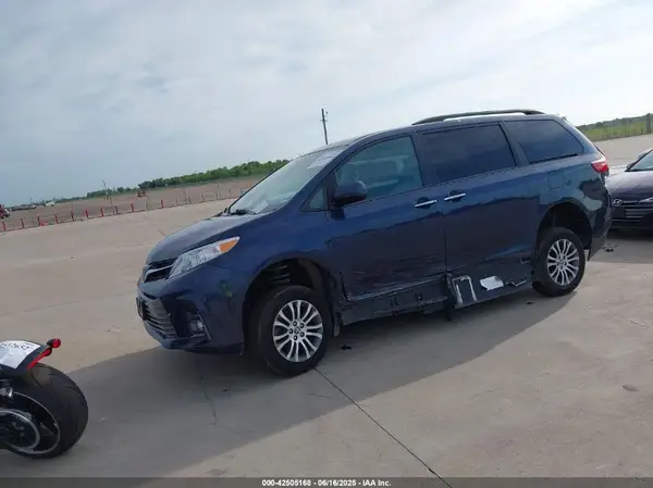 5TDYZ3DC5KS983059 2019 TOYOTA SIENNA - Image 2