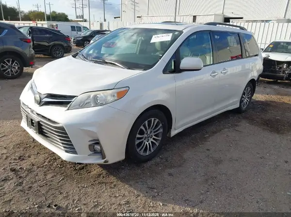 5TDYZ3DC5KS996829 2019 TOYOTA SIENNA - Image 2