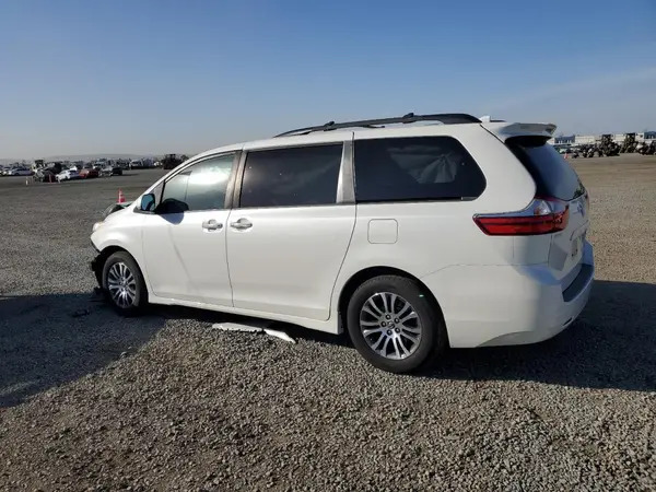 5TDYZ3DC5KS998595 2019 TOYOTA SIENNA - Image 2
