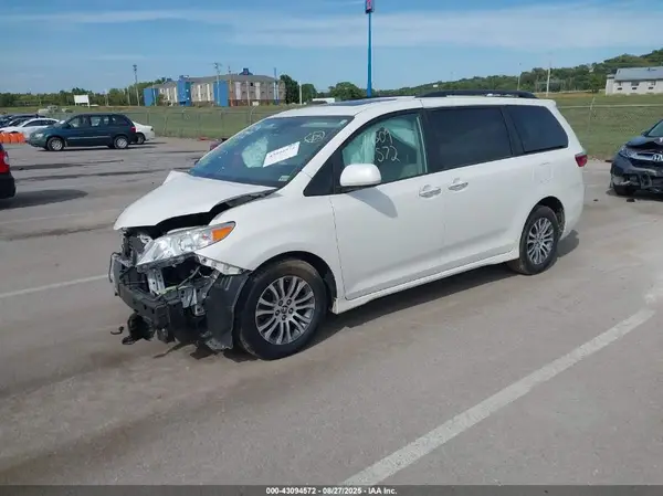 5TDYZ3DC5LS037710 2020 TOYOTA SIENNA - Image 2
