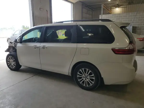 5TDYZ3DC5LS049517 2020 TOYOTA SIENNA - Image 2