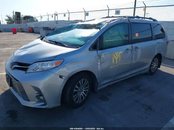 5TDYZ3DC5LS050229 2020 TOYOTA SIENNA - Image 2