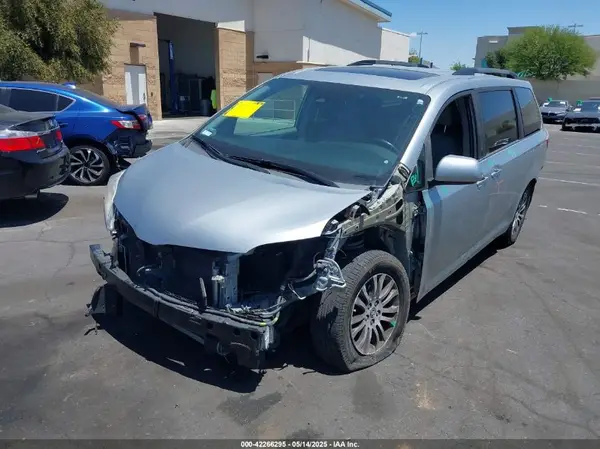5TDYZ3DC5LS054619 2020 TOYOTA SIENNA - Image 2