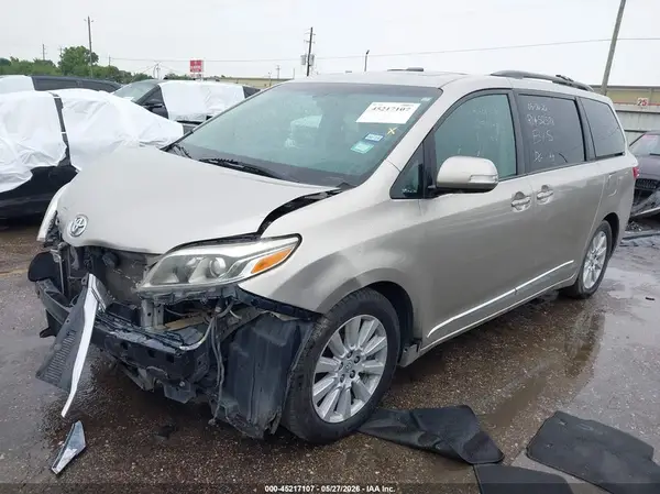 5TDYZ3DC6HS770145 2017 TOYOTA SIENNA - Image 2