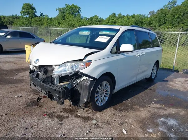 5TDYZ3DC6HS773207 2017 TOYOTA SIENNA - Image 2