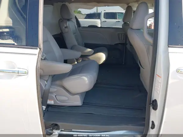 5TDYZ3DC6HS773207 2017 TOYOTA SIENNA - Image 8