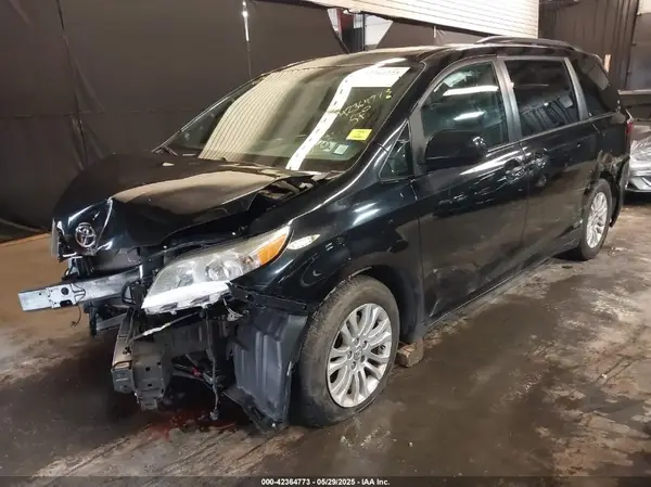 5TDYZ3DC6HS773305 2017 TOYOTA SIENNA - Image 2