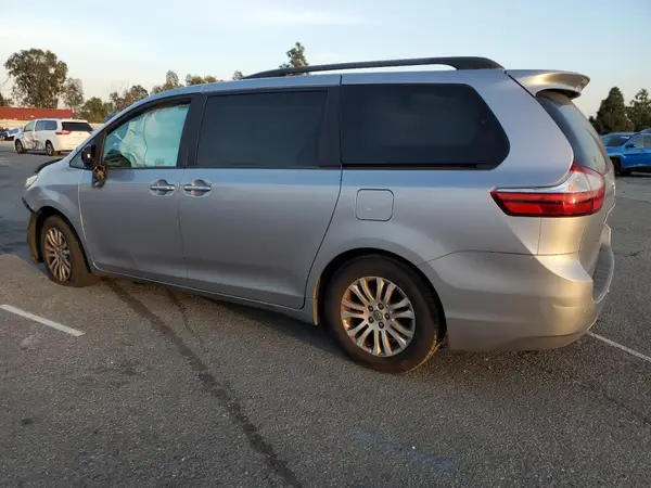 5TDYZ3DC6HS779251 2017 TOYOTA SIENNA - Image 2