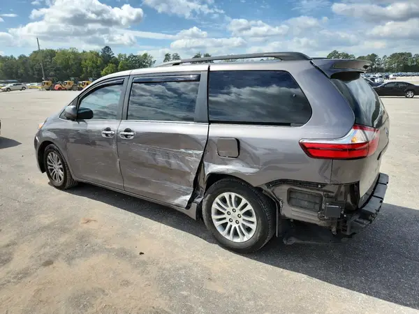 5TDYZ3DC6HS782697 2017 TOYOTA SIENNA - Image 2